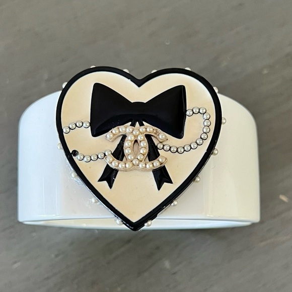 CHANEL Black & Ivory White Alluring Heart Resin 2006 Spring Hinge Cuff Bracelet - Picture 3 of 12